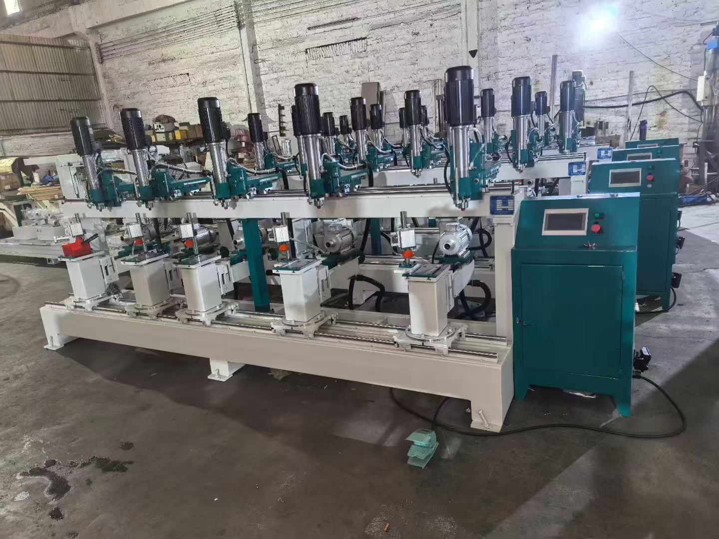 鉆孔機(jī)：正鉆，反鉆，橫貼，豎鉆，斜鉆，側(cè)鉆，手動，半自動，全自動；使用昆侖通態(tài)TPC7032Ei